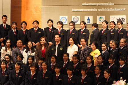Seminar participants pose for a commemorative photo, with Mayor Itthiphol Kunplome (center) and guest lecturer Pattreya Lakphet (center right, in white blouse).