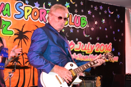 The unparalleled Barry Upton had the crowd shuffling their feet all night.