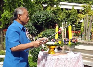 Suan Phanomwattanakul, president of the Office of Basic Education Commission, lights candles and incense to pay homage to the school’s founder, the late Bunmee Akhapunyo.