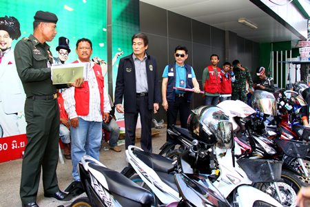 Capt. Sittichai Chamsawat of the 14th Military Circle in Chonburi joined Pattaya Deputy Mayor Ronakit Ekasingh, Banglamung Permanent Secretary Pongsathit Pijnont and relevant agencies at the taxi stand on Beach Road and Soi 9 where officials began registering motorbike-taxi drivers for a newly regulated program. 