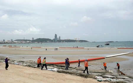 Pattaya environmental workers cleaned Wong Amat and Jomtien beaches during low tide, ridding the shoreline of submerged rocks, broken glasses and rubbish in response to Pattaya Mayor Itthiphol Kunplome’s policies that aim to improve the image of Pattaya and prevent tourists from being injured by sharp objects while walking on the beach or swimming in the sea.