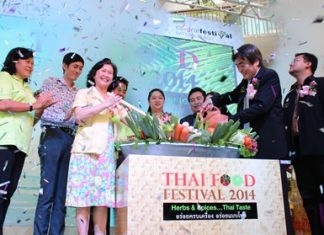 Wiliawan Thwitchsree (center left), TAT’s deputy chief of product promotion, and Deputy Mayor Ronakit Ekasingh (center right) open the sixth-annual Thai Food Festival at Central Festival Pattaya Beach.