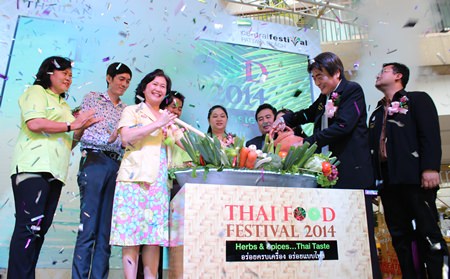 Wiliawan Thwitchsree (center left), TAT’s deputy chief of product promotion, and Deputy Mayor Ronakit Ekasingh (center right) open the sixth-annual Thai Food Festival at Central Festival Pattaya Beach.