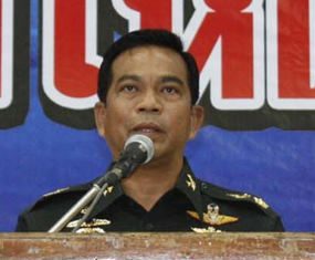 Major General Nat Inthacharoen, Commander of the 14th Military Circle, summoned around 2,000 motorcycle taxi operators to a meeting to combat unfair practices made by motorcycle taxis.