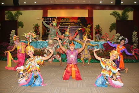 Thai dance performers put on a sample show during the announcement of a 3-day birthday celebration for HRH Crown Prince Vajiralongkorn at Big Buddha Hill in Sattahip July 26-28.