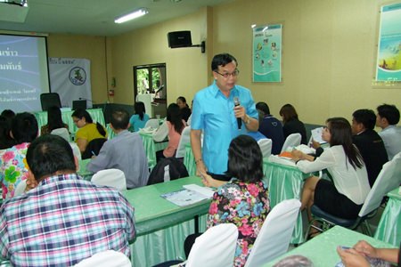 Theerapong Sodasee, a former advisor to the prime minister, leads a group of lecturers who outlined the vision and strategies being used to develop Chonburi.