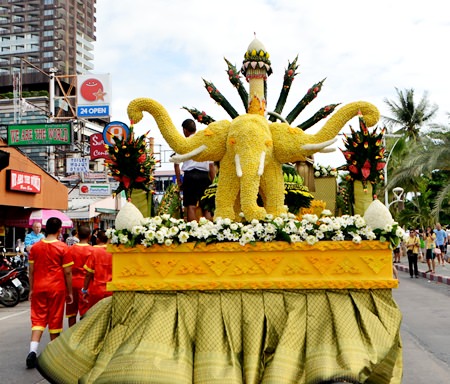 Pattaya School No. 7 won top prize for most beautiful candle.  The candle was presented to Wat Bunyakanchanaram.