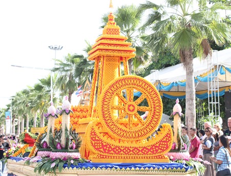 The gear-wheel-shaped candle from Pattaya School No. 9, expressing the importance of Buddhism, won 3rd place.