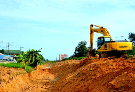 Pattaya’s Public Works Division is digging a 2.5 kilometer temporary reservoir along the railway line in another attempt to alleviate flooding in the city.  Itthiphol said this new canal should be able to hold about 50% of all rain water headed toward lower levels in the city, but he admitted that if heavy rains last longer than 30 minutes, then the water will flood Sukhumvit Road between South and Central Pattaya. Slated to hold 100,000 square meters of water, the digging should be done by next week.