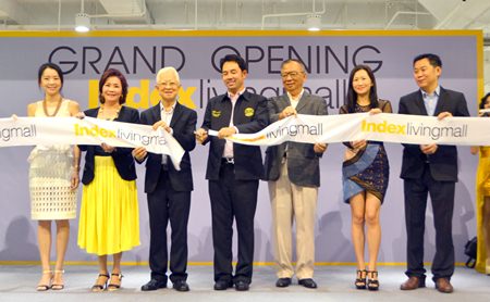 (L to R) Pitphim Patamasatayasonthi, Khanthong Udommahantisuk, Pisit Patamasatayasonthi, Mayor Itthiphol Kunplome, Pol. Gen. Jongsak Phanitkul, Kridchanok Patamasatayasonthi, and Khwanchai Kitkongjorn cut the ceremonial ribbon to officially launch the new branch.