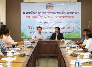 Banglamung District Chief Sakchai Taengho (left) and Pattaya City Entrepreneur Federation President Sa-nga Kitsamret (right) meet with representatives of the public and private sectors to explain the registration process for foreign workers.
