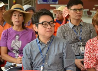 City Councilman Rattanachai Sutidechanai meets with leaders of the Soi Paniadchang, Soi 6 Yodsak, and Nong-or communities.
