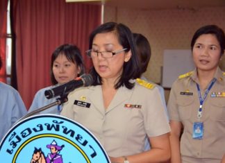 125 students given first-aid training Punnapha Thongphan, director of Pattaya Public Health, provides the welcoming speech.