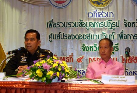 14th Circle commander Maj. Gen. Nut Inthacharoen (left) and Chonburi Gov. Khomsan Ekachai (right) preside over a reconciliation workshop to brainstorm ideas to reform Thailand’s political, legal, bureaucratic and educational systems.