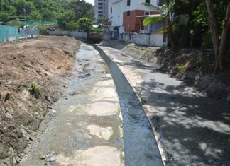 The South Pattaya canal reclamation project is nearly complete, but is still facing obstacles along the important final stretch from Siam Bayshore Hotel to South Pattaya Bay. The area to the left is public property and will be renovated. Straight ahead is where the final obstacles begin.