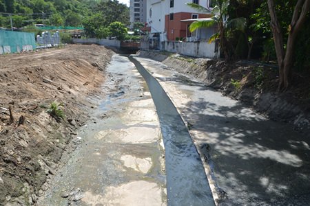The South Pattaya canal reclamation project is nearly complete, but is still facing obstacles along the important final stretch from Siam Bayshore Hotel to South Pattaya Bay.  The area to the left is public property and will be renovated. Straight ahead is where the final obstacles begin.