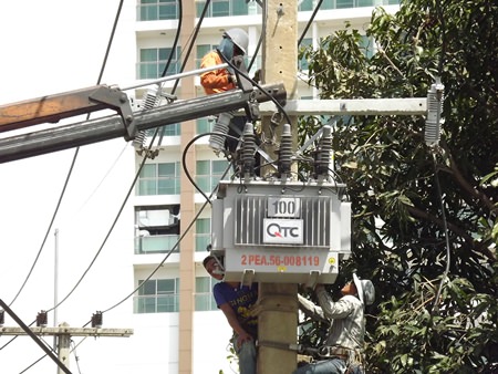 PEA workers install a new transformer on Sukhumvit Soi 28 to increase electrical capacity to the neighborhood behind Bangkok Hospital Pattaya.