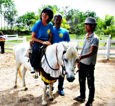 Children participate in horse-therapy activities to promote their physical and mental health.