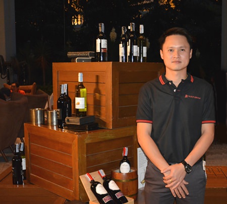 Bantawat Kerkpittaya, manager of Wine Dee Dee  Pattaya, presents the introductory wines.