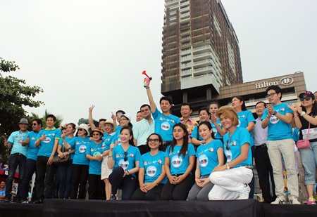 Poramet Ngamphichet, Chonburi Member of the House of the Representatives, sounds the horn to set the competitors on their way.