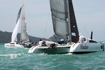 Twin Sharks leads Voodoo around the top mark on Day 2 of the Phuket Raceweek. (Photo/MarineScene.asia)