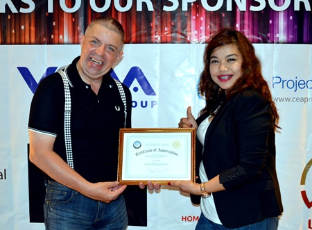 TFi’s representative Paul Strachan (left) presents a certificate of appreciation to Kh. Jeab of Siam Winery, one of the event’s sponsors.