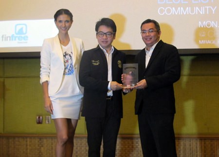 Cindy Sirinya Burbridge Bishop, Fin Free Thailand ambassador, and Rattanachai Sutidechanai, chairman of the Pattaya council’s Tourism and Cultural division, present a Fin Free award to Terapan Chuaprasert, Executive Assistant Manager of Pattaya Marriott Resort & Spa.