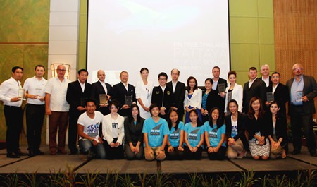 Cindy Sirinya Burbridge Bishop, Fin Free Thailand ambassador, and Rattanachai Sutidechanai, chairman of the Pattaya council’s Tourism and Cultural division, present Fin Free awards to representatives of Centara Hotels & Resorts.