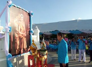 Prayers, parades mark HM Queen Sirikit’s 82nd birthday Gov. Khomsan Ekachai hosts the ceremony to offer alms to 83 monks at Pra Phutta Sihing Hall to show love and respect to HM the Queen.