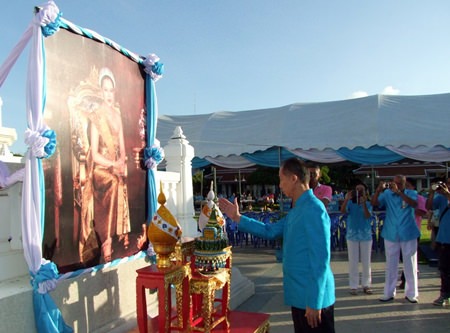Gov. Khomsan Ekachai hosts the ceremony to offer alms to 83 monks at Pra Phutta Sihing Hall to show love and respect to HM the Queen.