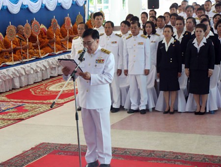 Sattahip District Chief Phawat Lertmukda leads public servants and local residents in a Buddhist merit-making ceremony.