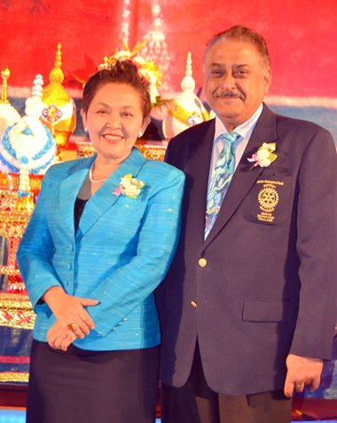 Wannapa Wannasri (left) from the Pattaya Education Office, and Peter Malhotra (right), MD of Pattaya Mail Media Group, emcee the event in Thai and English.