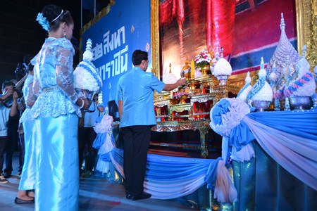 Mayor Itthiphol Kunplome presents his jasmine flower cone to HM the Queen’s portrait.