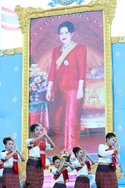 Traditional dance in front of HM the Queen’s portrait.