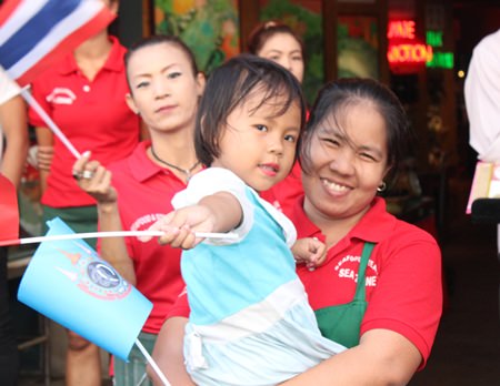 Mother in red representing the Nation and the child in blue representing HM the Queen on Mother’s Day.