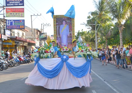 HM the Queen’s image takes pride of place in the parade, adorning this car beautifully decorated with white jasmine, which represents children expressing love and loyalty to their mothers.