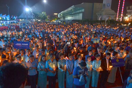 Thousands of Pattaya citizens light candles to celebrate the 82nd Royal Birthday of HM the Queen at Bali Hai in South Pattaya.