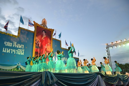 Students from Pattaya School No. 9 performed many Thai dances in honor of HM the Queen.