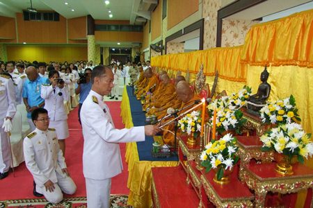 Gov. Khomsan Ekachai presides over chanting by royal monks in honor of HM the Queen’s birthday at Chonburi’s Chalerm Prakiat Pavilion.