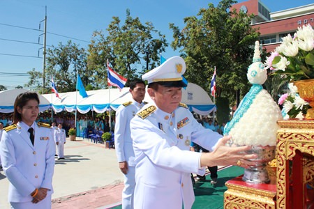 Banglamung District Chief Sakchai Taengho presents phanpum (jasmine flower cone) to a portrait of HM the Queen Sirikit at Banglamung District Hall.