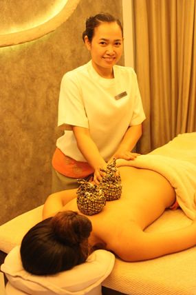 A guest tries out the signature Salt Pot Muscle Melter treatment at Spa Cenvaree.