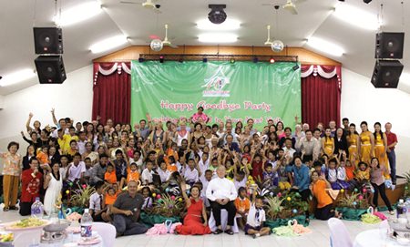 The entire entourage poses for a happy group picture at the closing of the event.