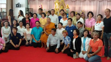 Chonburi private-school administrators donated more than 650,000 baht to Chaimongkol Temple.