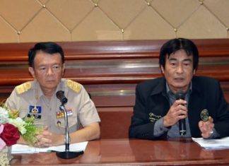 Banglamung District Chief Sakchai Taengho (left) and Deputy Mayor Ronakit Ekasingh (right) announce a detailed list of prohibitions and allowances to the over 200 vendors in attendance.