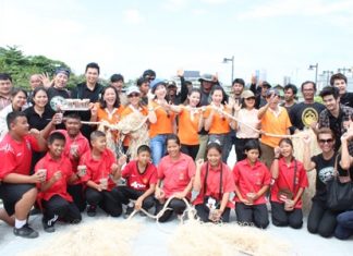 YWCA Chairwoman Praichit Jetpai (center) and YWCA members join members of the Naklua Bay Group, students, and local fishermen to make artificial grass from ropes to create seabeds to return balance to the aquatic environment.