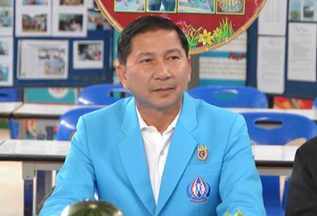 Thanat Pathumdaeng, president of the Mother of Land Fund for Chonburi, presides over the opening of a training session to leverage the Mother of the Land Fund to stamp out drugs at the local level.
