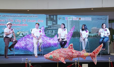 Central Festival General Manager Theeraporn Jitnawa joins executives from the Amari Orchid Resort & Tower, Centara Grand Mirage Beach Resort, the Tourism Authority of Thailand’s Pattaya office and the Rak Phaendin at the beachfront mall to kick off the “Pattaya in Love: City of Ocean Arts” project.
