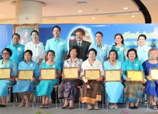 Mayor Itthiphol Kunplome (3rd left) and Mana Yaprakam (4th left), president of the Pattaya Culture Council, present certificates to Pattaya’s best mothers for 2014.