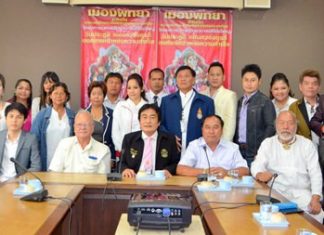 Deputy Mayor Ronakit Ekasingh and Chaiwat Detchonthee, president of Lord Ganesh Worshippers Club, and members announce the festival starting today, Aug. 15 on Soi Buakaow.
