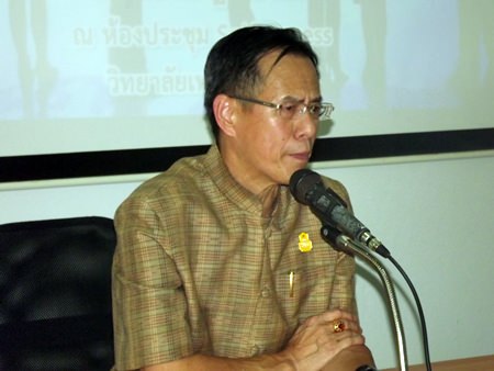 Deputy Gov. Pongsak Preechawit launched the “Volunteer Leaders Anti-Drug Project” at Pattaya Technical College in Nongket Yai.